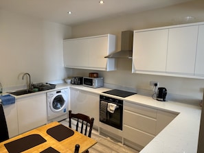 Fridge, microwave, oven, stovetop - Beautifully upgraded 2 bedroom 1st floor flat in heart of Edinburgh's old town (Edinburgh)