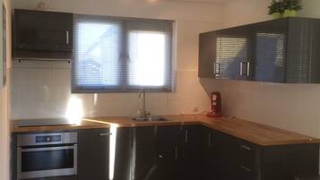 Een koelkast, een magnetron, een oven, een kookplaat