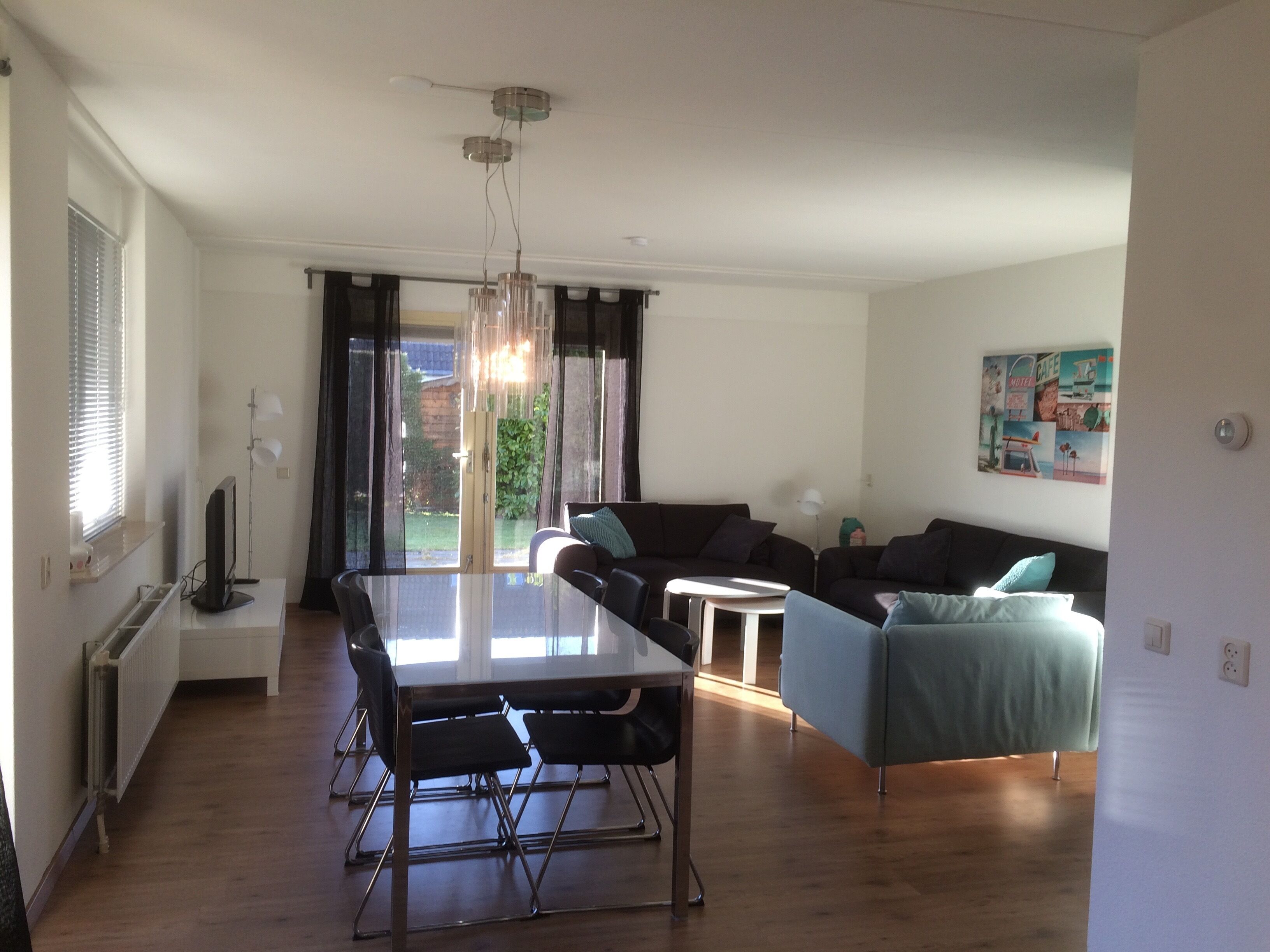 Télévision, lecteur de DVD, livres