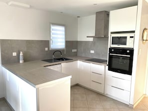 Fridge, microwave, oven, stovetop - 180° SEA VIEW, BEACH NEARBY FOR THIS SPACIOUS ARCHITECT-DESIGNED HOUSE (Primelin)