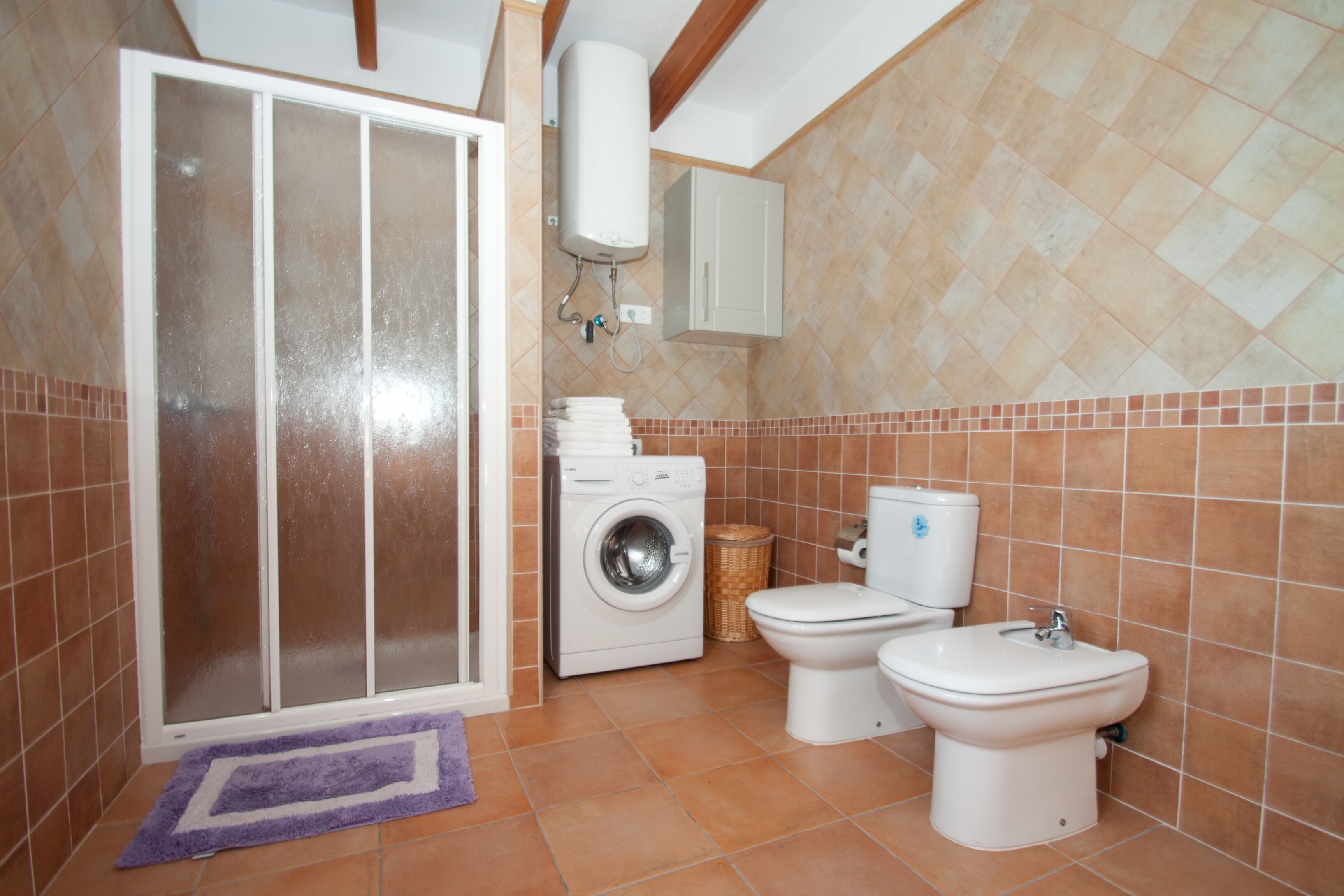 Tina, secadora de cabello, toallas, papel de baño 