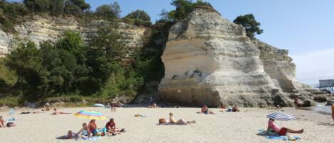Chaises longues, serviettes de plage