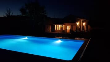 Piscine extérieure, piscine chauffée, chaises longues