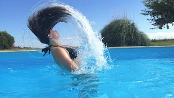 Piscine extérieure, piscine chauffée, chaises longues