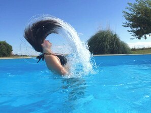 حمّام سباحة خارجي، حمّام سباحة مُدفَّأ، مقاعد للتشمس