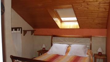 2 chambres, bureau, fer et planche Ă repasser, lit parapluie