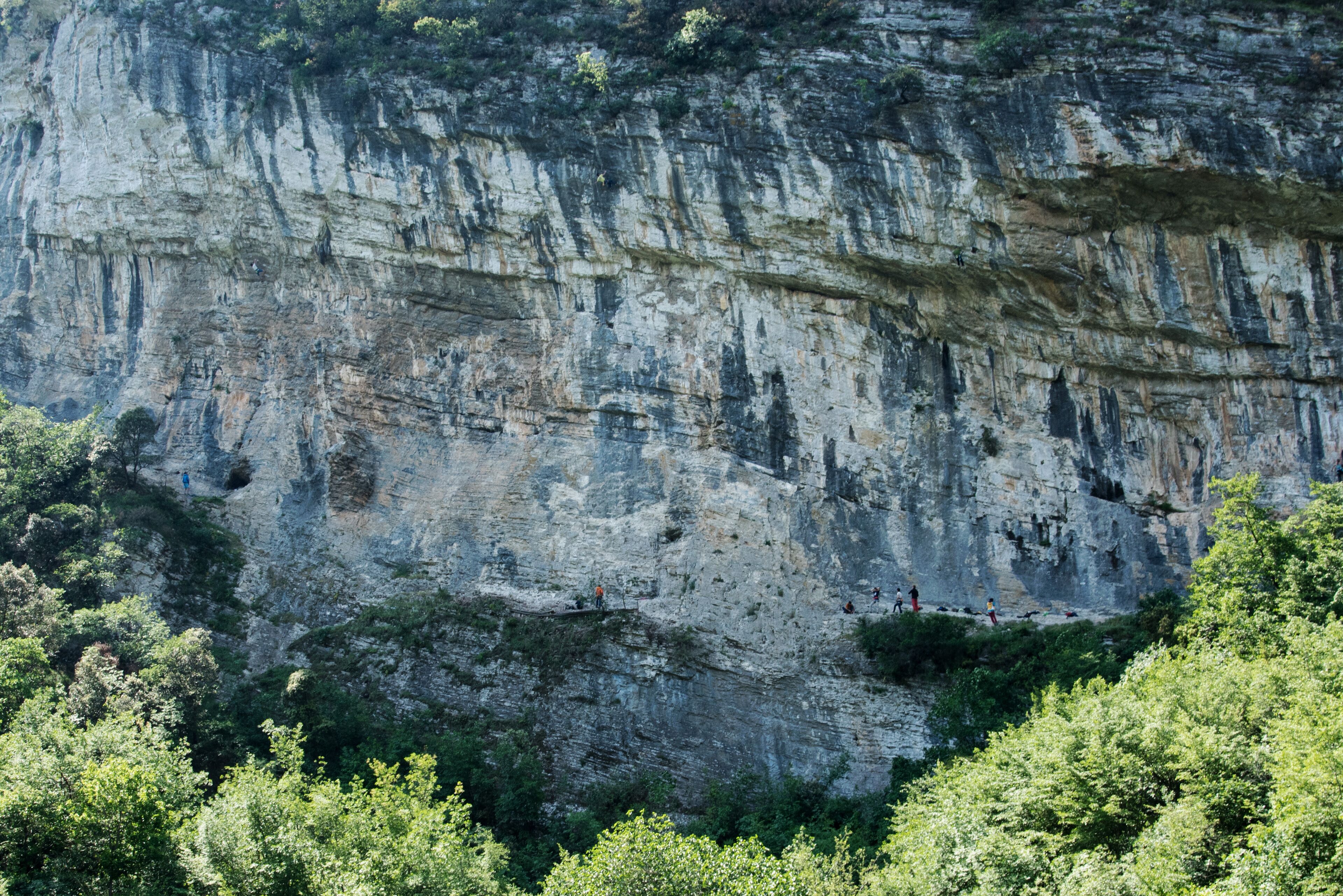 Une grande formation rocheuse avec une étroite corniche.
