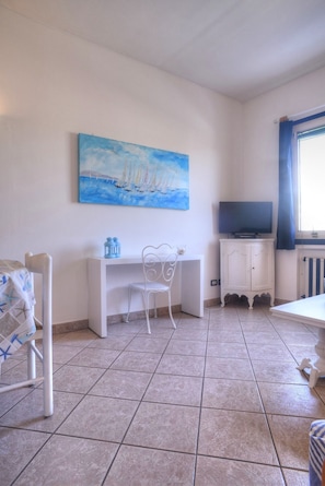TV - Attic a few meters from the sea, 2 bedrooms 2 bathrooms, large terrace, 5 + 2 beds (Alassio)