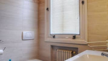 Dusche, Haartrockner, Bidet