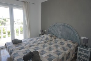 3 slaapkamers, een strijkplank/strijkijzer, internet