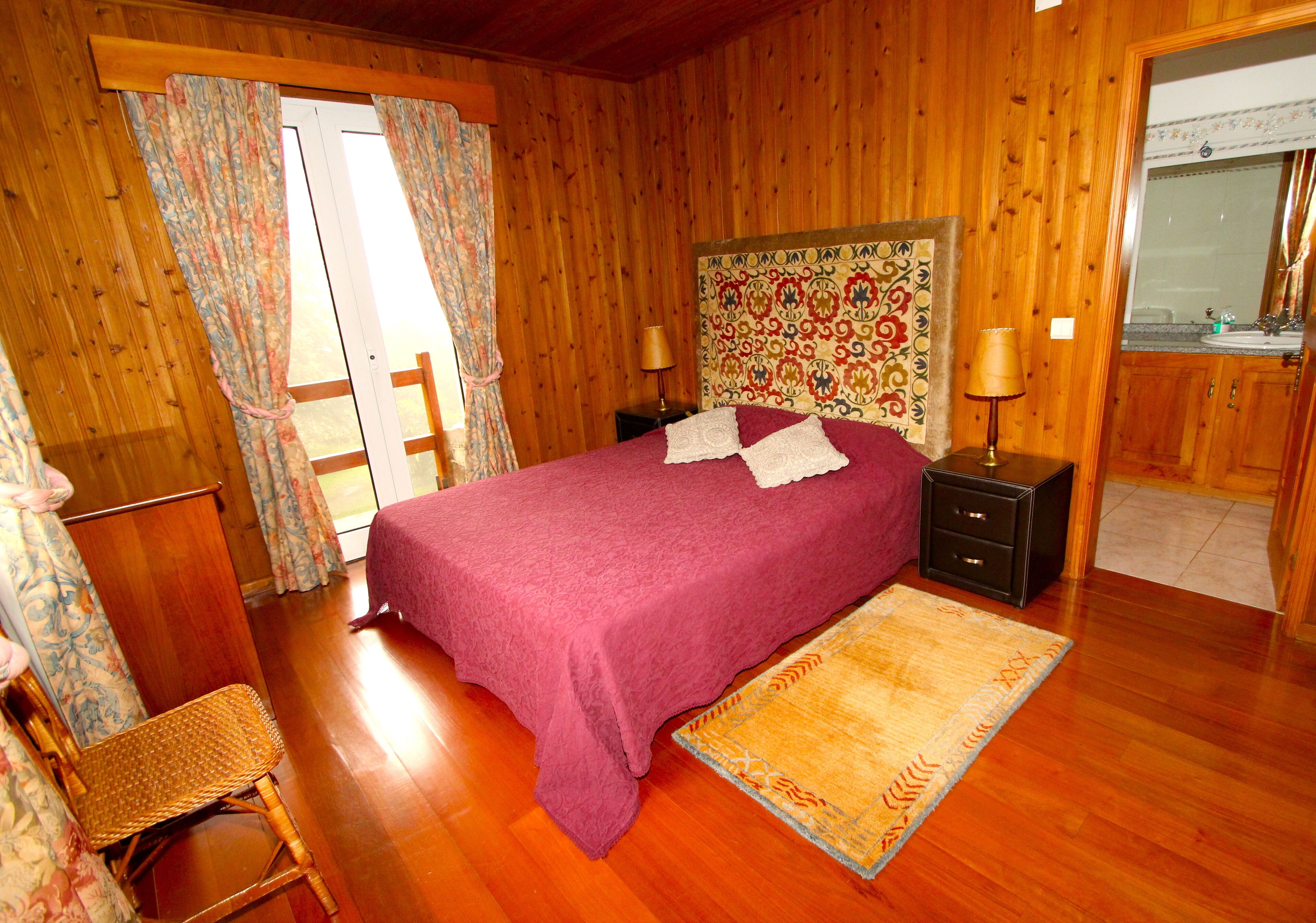 3 bedrooms, desk, iron/ironing board, free WiFi