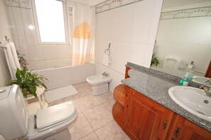 Combined shower/tub, hair dryer, bidet, towels - Quinta do Pântano is a calm and reserved place, with unique ambience and landscapes (Machico)