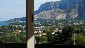 Eine Küstenstadt mit einer markanten Klippe und Blick auf das Meer.