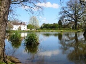 Property grounds - Idyllic country getaway-5 Bedroom cottage on edge of the Cotswolds.  (Hanley Swan)