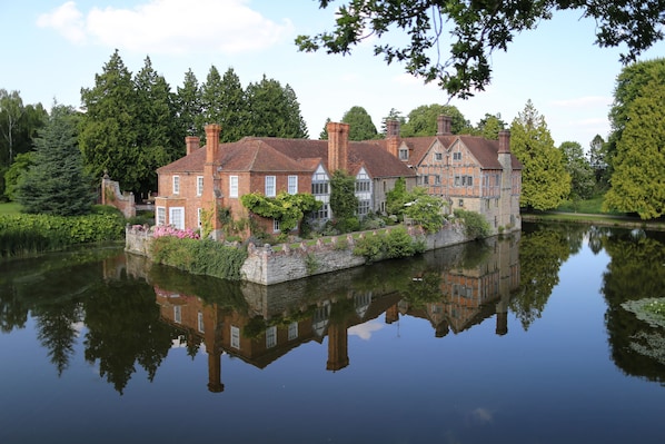 Exterior - Idyllic country getaway-5 Bedroom cottage on edge of the Cotswolds.  (Hanley Swan)