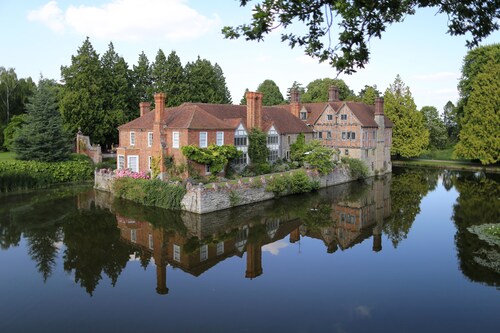 Idyllic country getaway-5 Bedroom cottage on edge of the Cotswolds. 