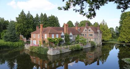 Idyllic country getaway-5 Bedroom cottage on edge of the Cotswolds.