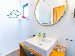 Combined shower/bathtub, hair dryer, bidet, towels
