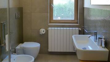 Combinazione doccia/vasca, asciugacapelli, bidet, asciugamani