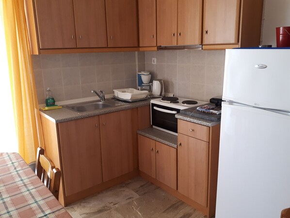 Fridge, oven, coffee/tea maker, electric kettle