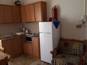 Fridge, oven, coffee/tea maker, electric kettle