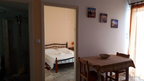 1 chambre, fer et planche à repasser, Wi-Fi, draps fournis