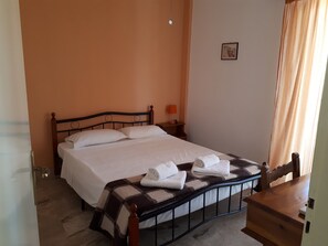 1 habitación, tabla de planchar con plancha, wifi y ropa de cama 
