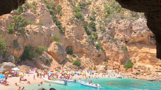 A beach with rocky cliffs and clear turquoise water. - "Loft Costera" In the heart of the historic center of Orosei (Orosei, Nuoro)