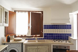 Frigorifero, microonde, forno, piano cottura
