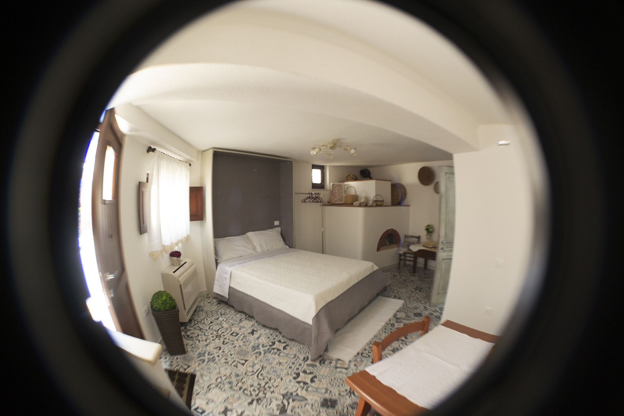 Ein Schlafzimmer mit Bett, Nachttisch und einer kleinen Schreibtischzeile.
