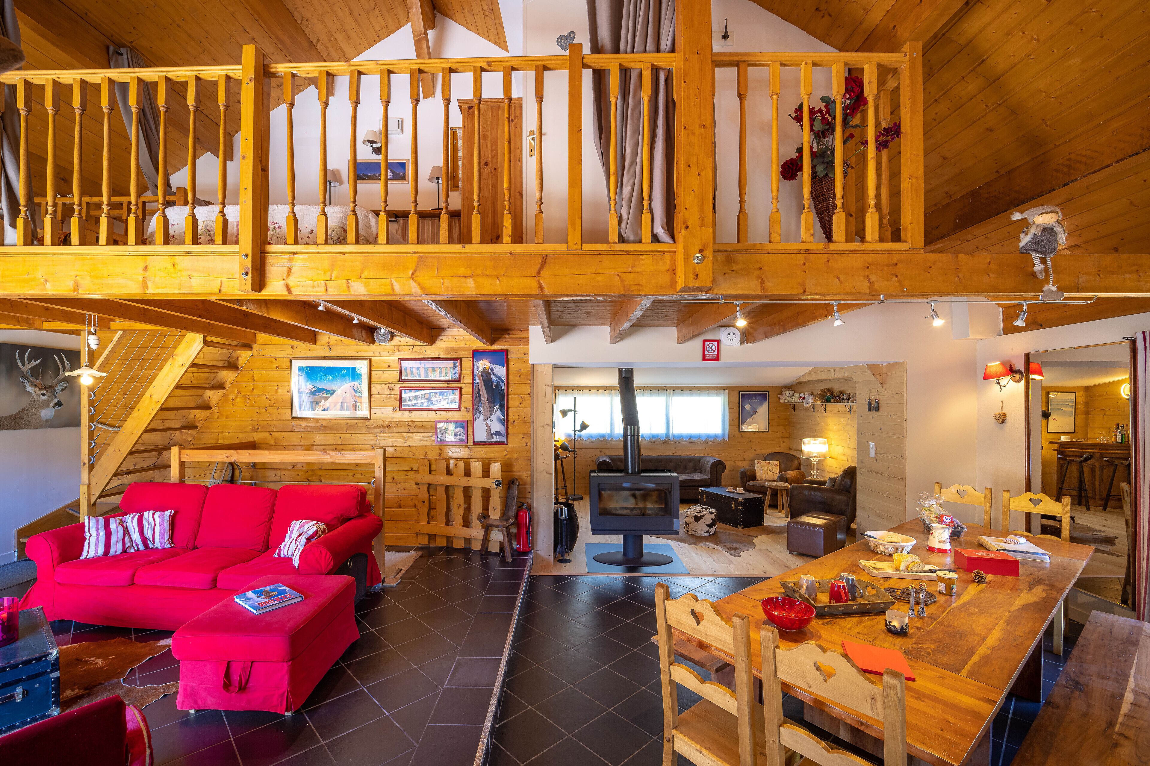 Télévision, cheminée, lecteur de DVD, baby-foot