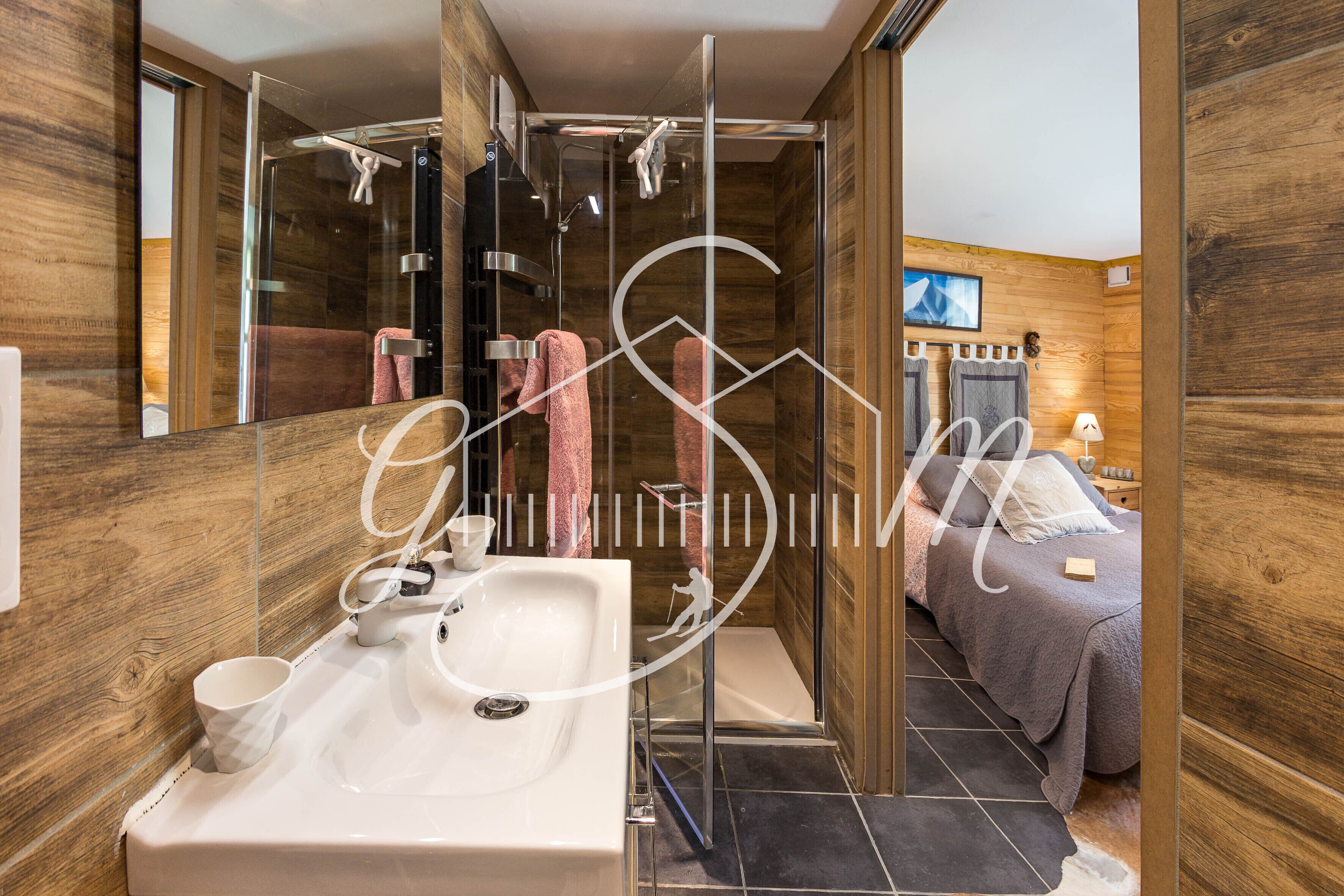 Douche, sèche-cheveux, chaussons, serviettes fournies