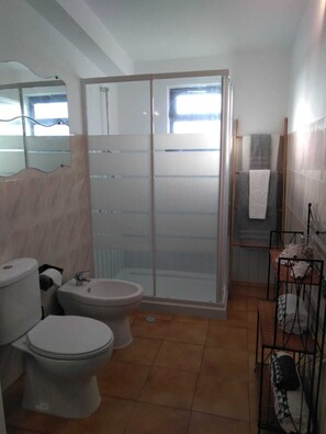 Haartrockner, Handtücher, Seife, Toilettenpapier
