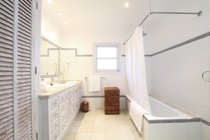 Combined shower/tub, hair dryer, bidet, towels - Charming Townhouse in the heart of Pollenca Old Town (Pollenca)