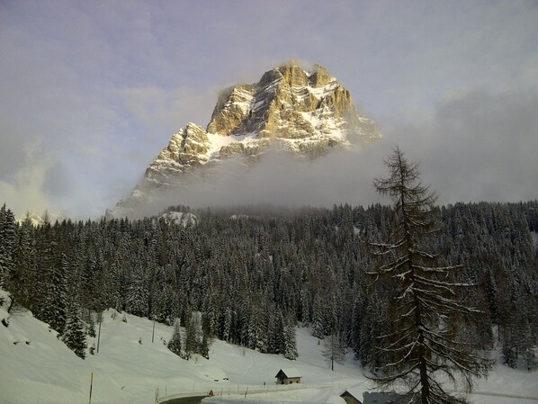 A snow-covered mountain with a cabin in the foreground. - Villa Cyclamino 333 - Villaggio Le Casere (Nevegal)