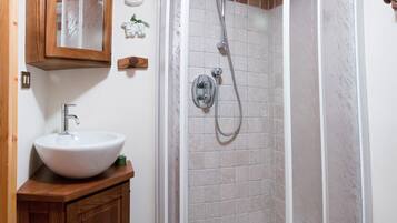 Douche, bidet, serviettes fournies, papier toilette