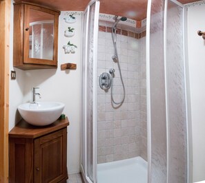 Shower, bidet, towels, toilet paper