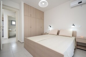 3 habitaciones, escritorio y tabla de planchar con plancha