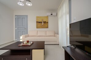 Een smart-tv, boeken en een stereo