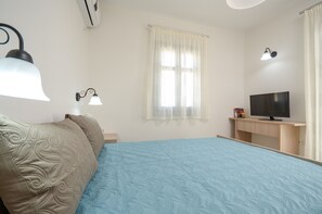 3 chambres, bureau, fer et planche à repasser, lit parapluie