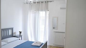 2 Schlafzimmer, Schreibtisch, Bügeleisen/Bügelbrett, Reisekinderbett