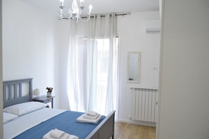 2 chambres, bureau, fer et planche à repasser, lit parapluie