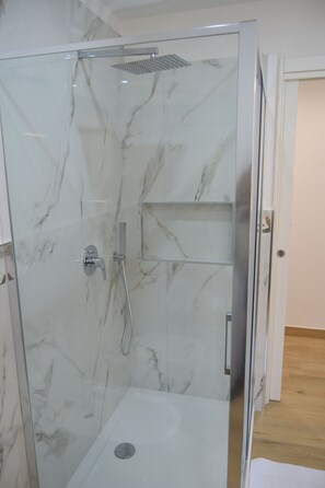 Dusche, Haartrockner, Bidet, Handtücher