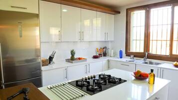 Een koelkast, een magnetron, een oven, een kookplaat