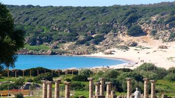 Ligstoelen aan het strand, strandlakens