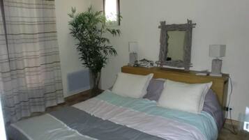 3 slaapkamers, een strijkplank/strijkijzer, wifi (toeslag), beddengoed