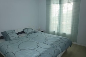 3 habitaciones, tabla de planchar con plancha, wifi y ropa de cama 