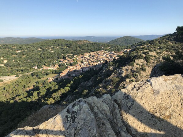 Un paysage montagneux avec un village niché au fond de la vallée.
