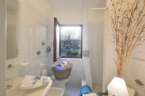 Dusche, Haartrockner, Bidet, Handtücher