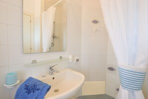 Douche, sèche-cheveux, bidet, serviettes fournies